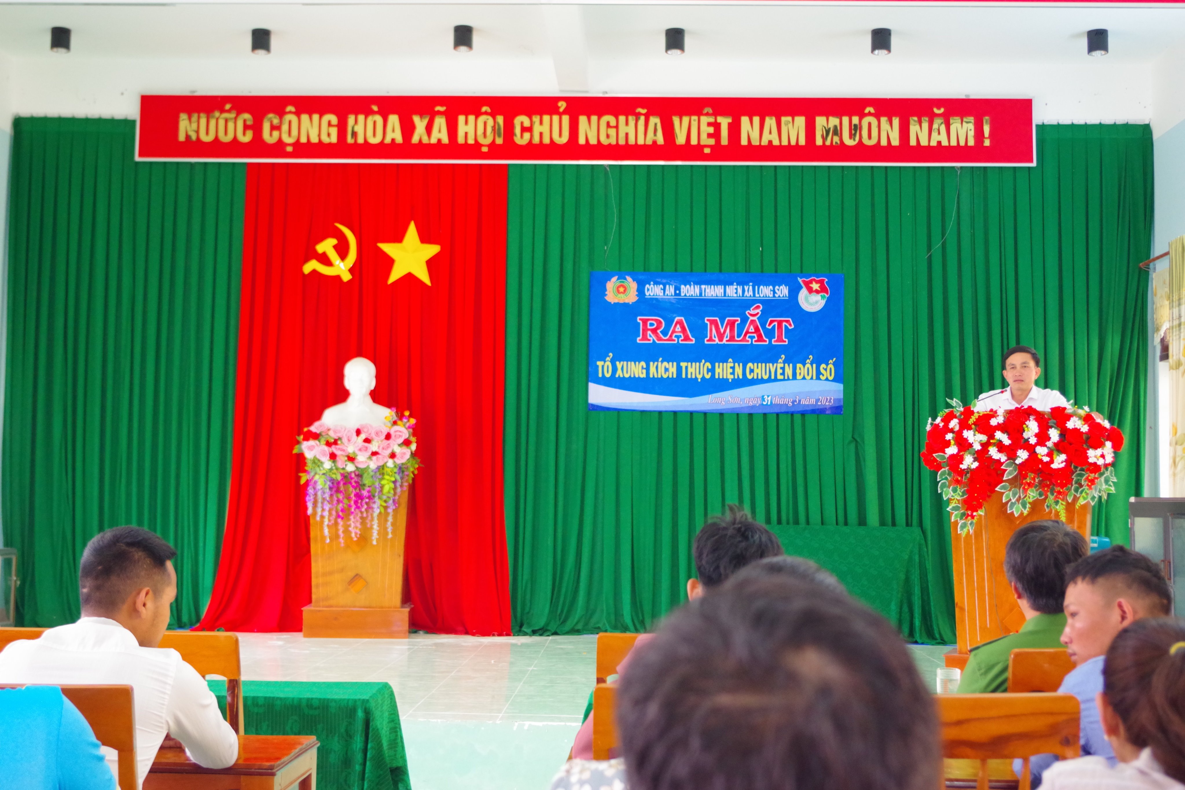 Xã Long Sơn ra mắt “Tổ thanh niên xung kích thực hiện chuyển đổi số”